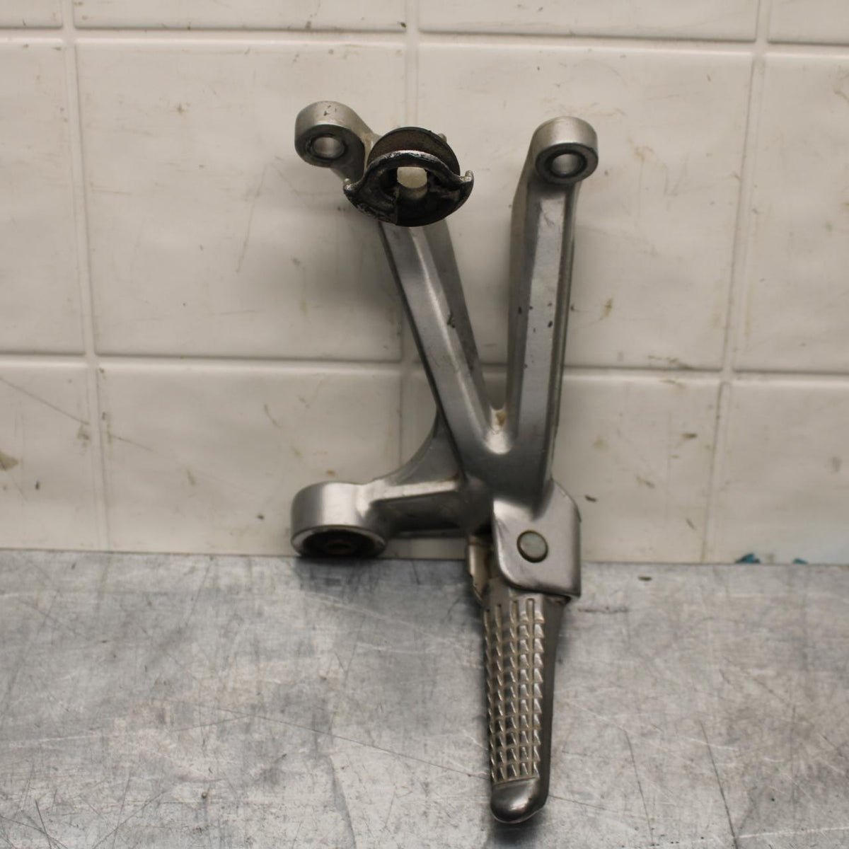 1999 Suzuki GSXR600 RIGHT REAR BACK PASSENGER PEG BB580