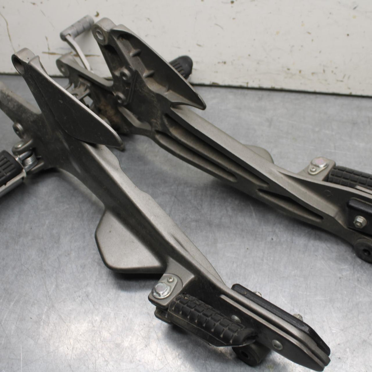 2008 Honda CBF1000 FRONT FOOT RESTS PEGS STEPS SET PAIR BB641