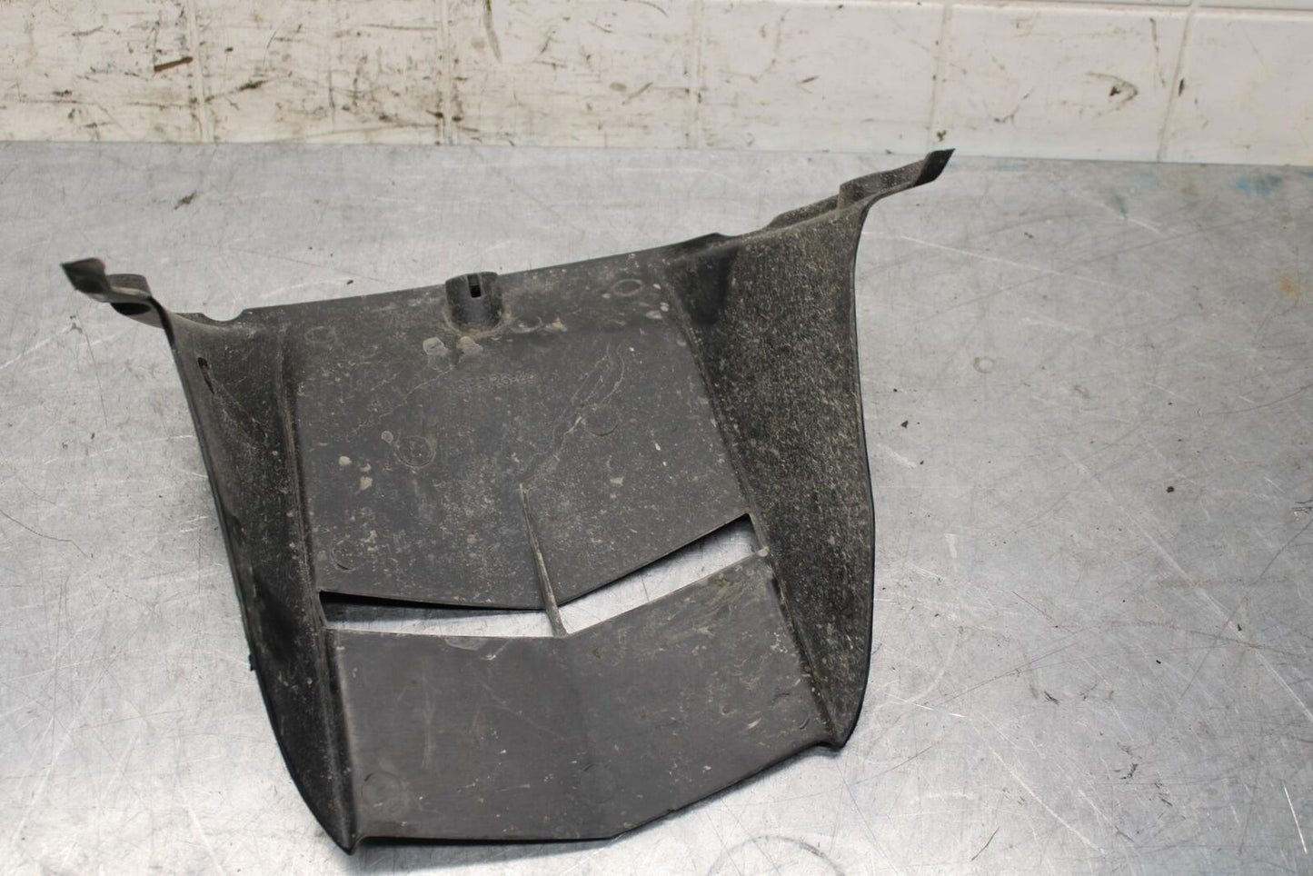 2006 Yamaha YZF R6 REAR BACK WHEEL TIRE HUGGER FENDER 2C0-21650-00-00 BB560