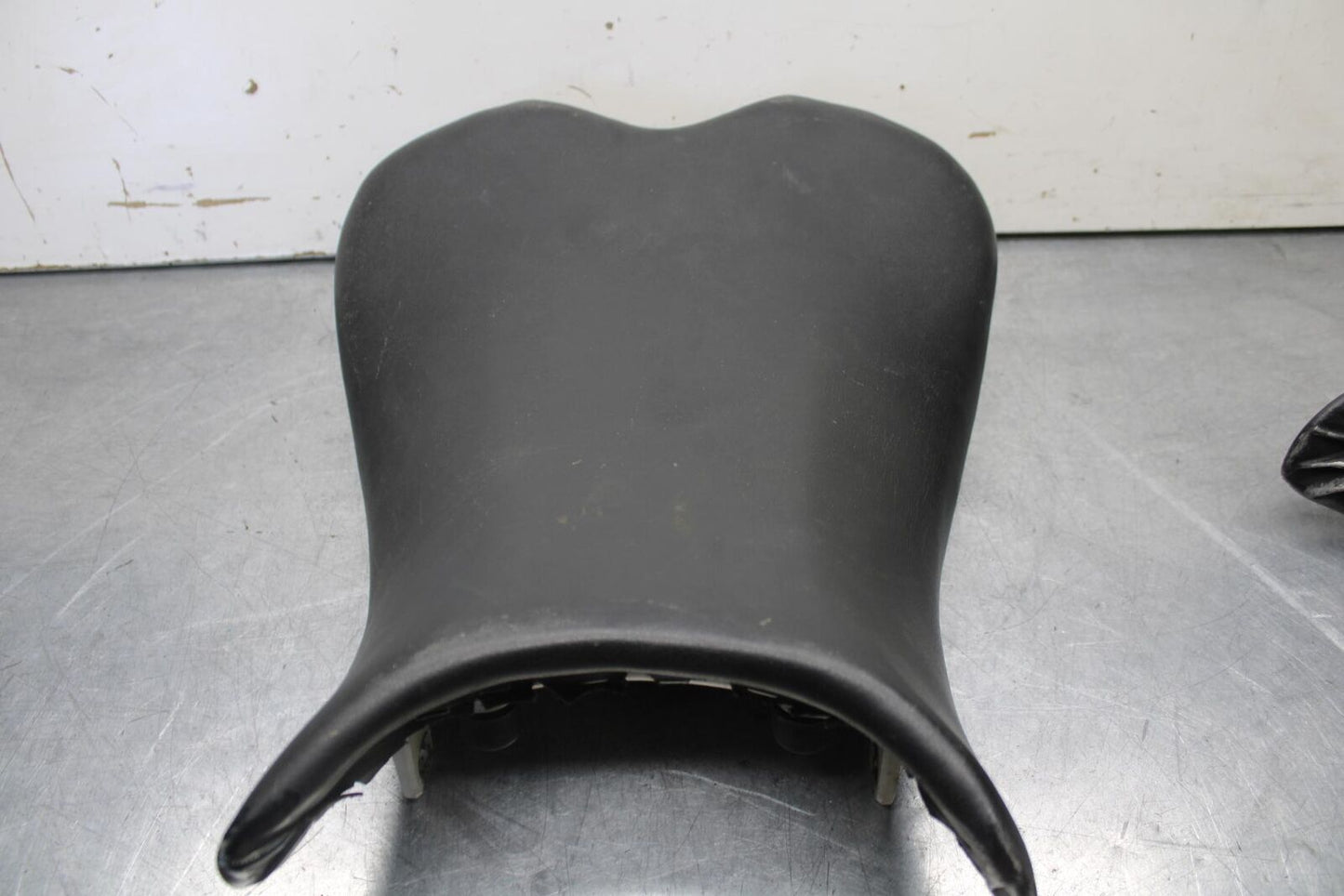06-07 SUZUKI GSXR 600 FRONT DRIVERS SEAT PAD SADDLE PILLION BB621