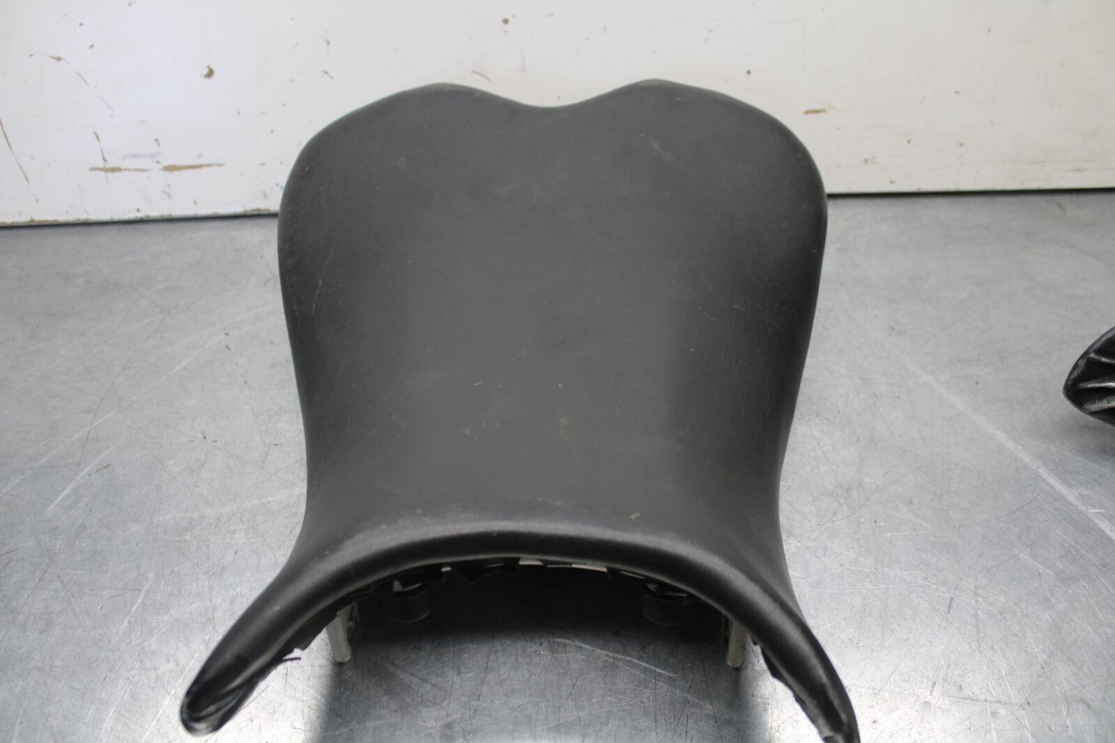 06-07 SUZUKI GSXR 600 FRONT DRIVERS SEAT PAD SADDLE PILLION BB621