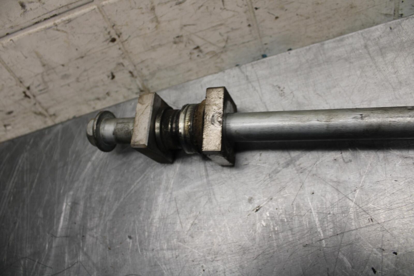 11-14 KAWASAKI VERSYS 650 LE 650C REAR AXLE WHEEL RIM PIVOT BOLT AXEL BB498