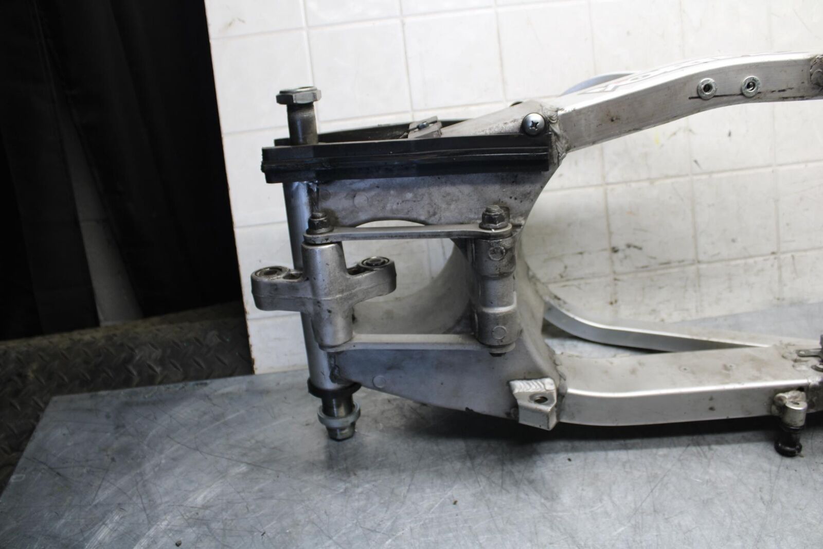 1997 Suzuki GSXR750 REAR SWINGARM BACK SUSPENSION SWING ARM BB527