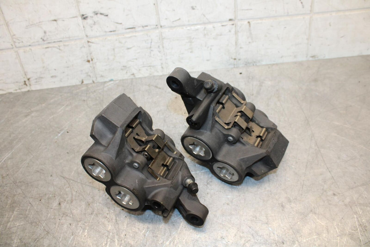 2015 Yamaha FZ07 RIGHT LEFT FRONT BRAKE CALIPER SET PAIR CALIPERS BB531
