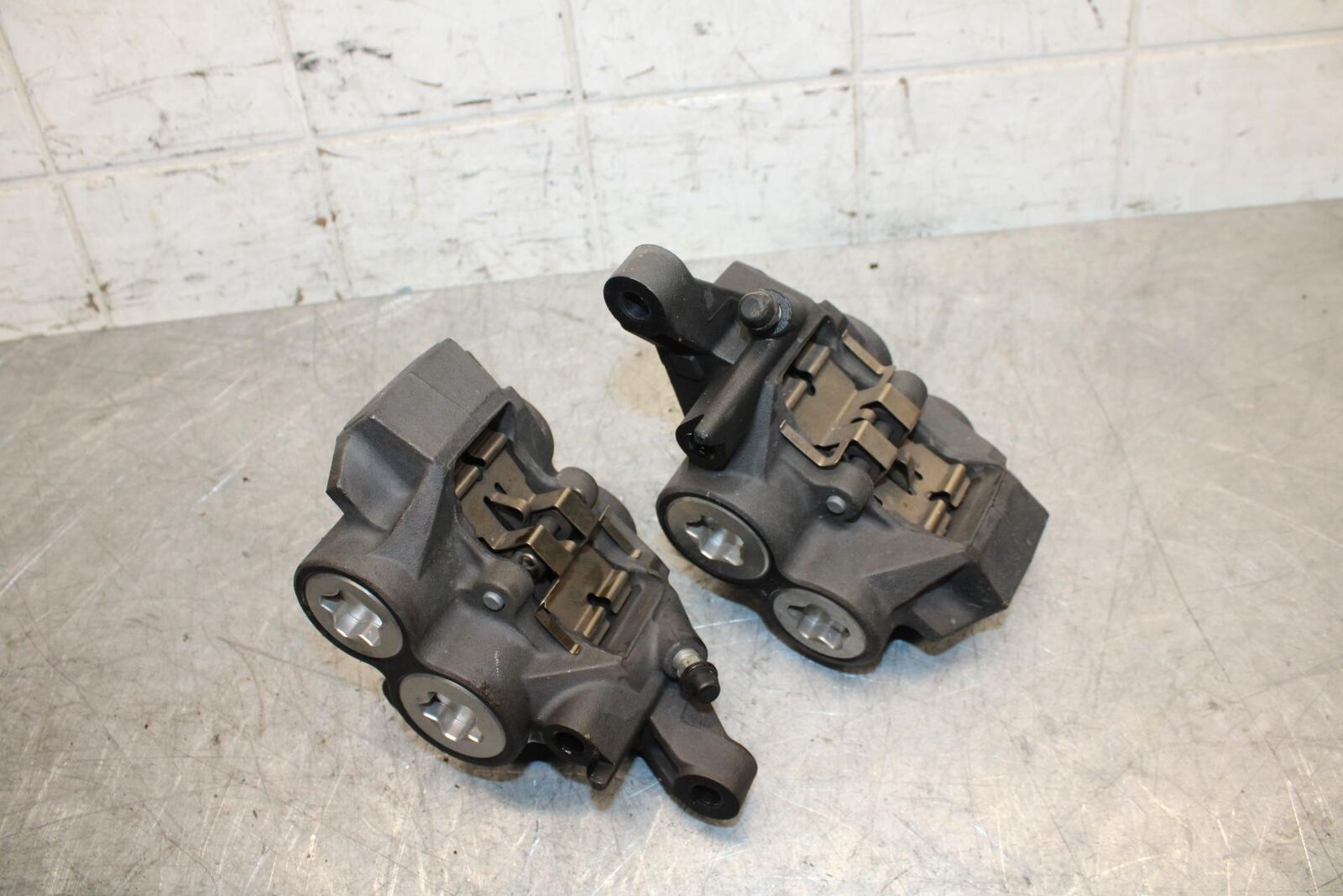 2015 Yamaha FZ07 RIGHT LEFT FRONT BRAKE CALIPER SET PAIR CALIPERS BB531