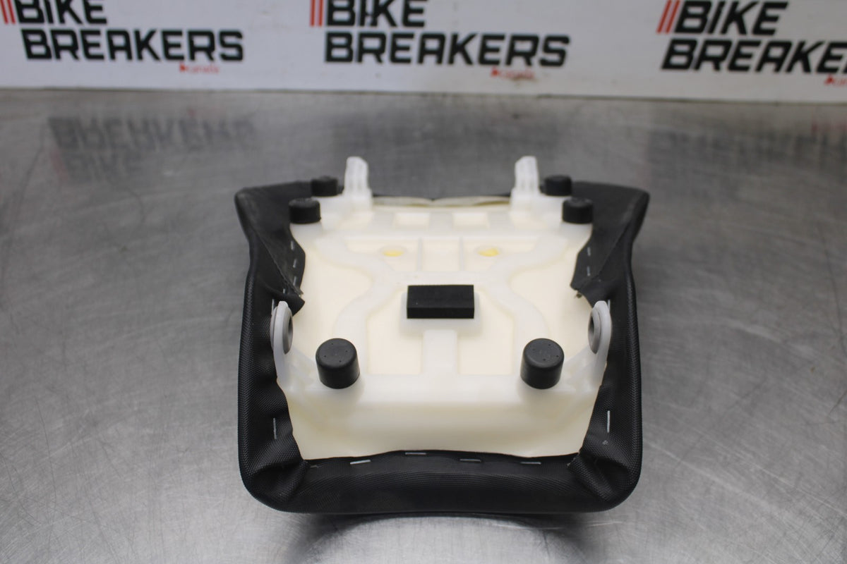 15-26 SUZUKI GSXR600 FRONT DRIVERS SEAT PAD SADDLE PILLION BB888