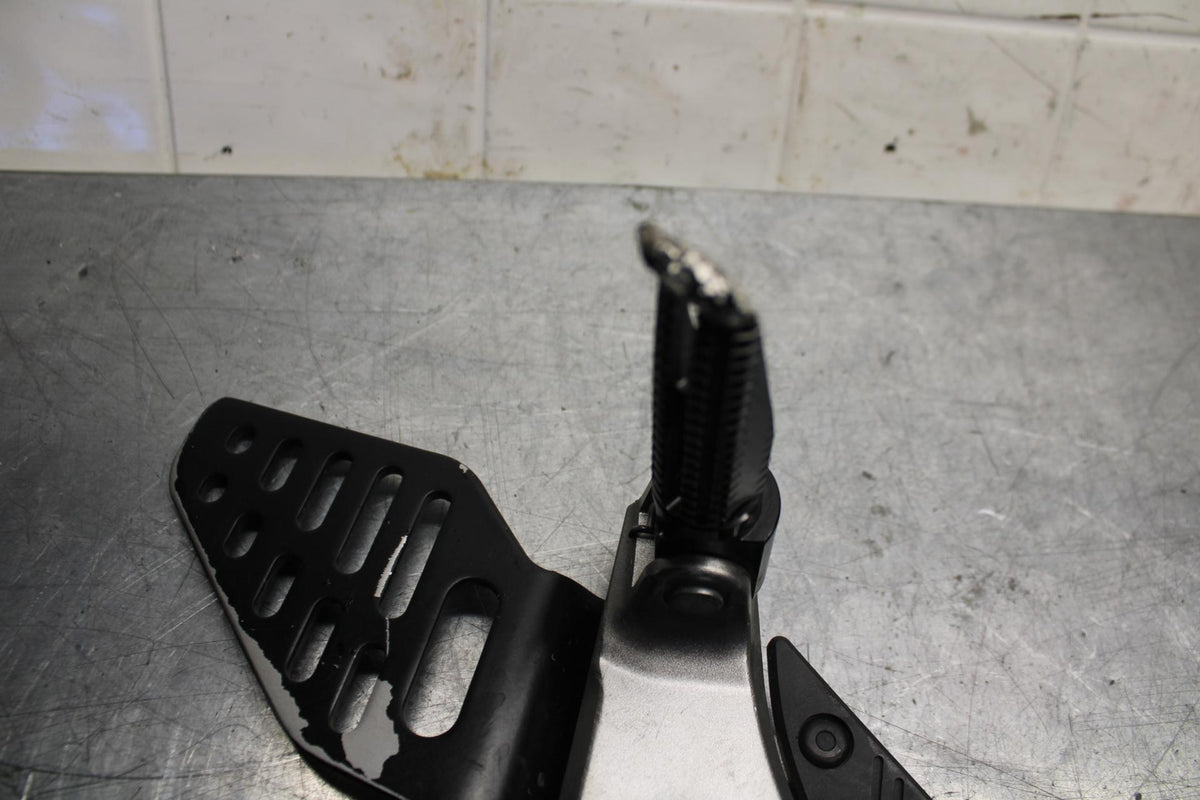 07 YAMAHA YZF R6 2c0 LEFT REARSET REAR SET DRIVER FOOT PEG BRACKET MOUNT