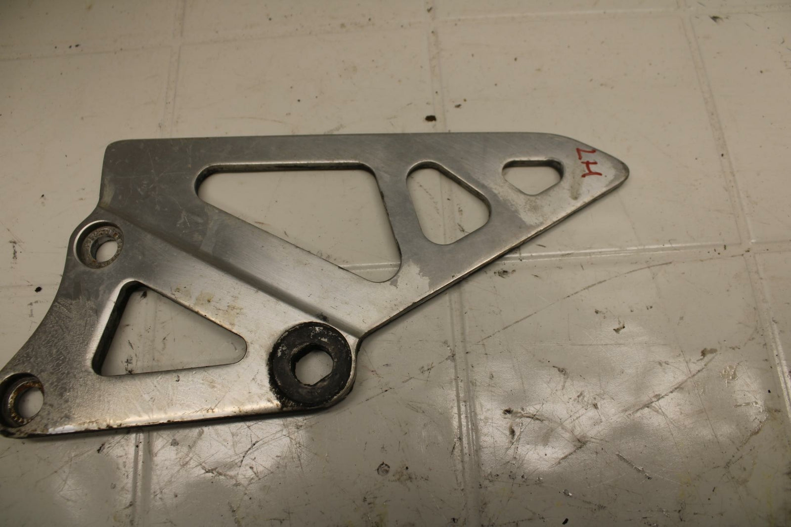 88-89 SUZUKI GSXR750J BB24 LEFT REARSET  DRIVER FOOT PEG BRACKET MOUNT  BB15