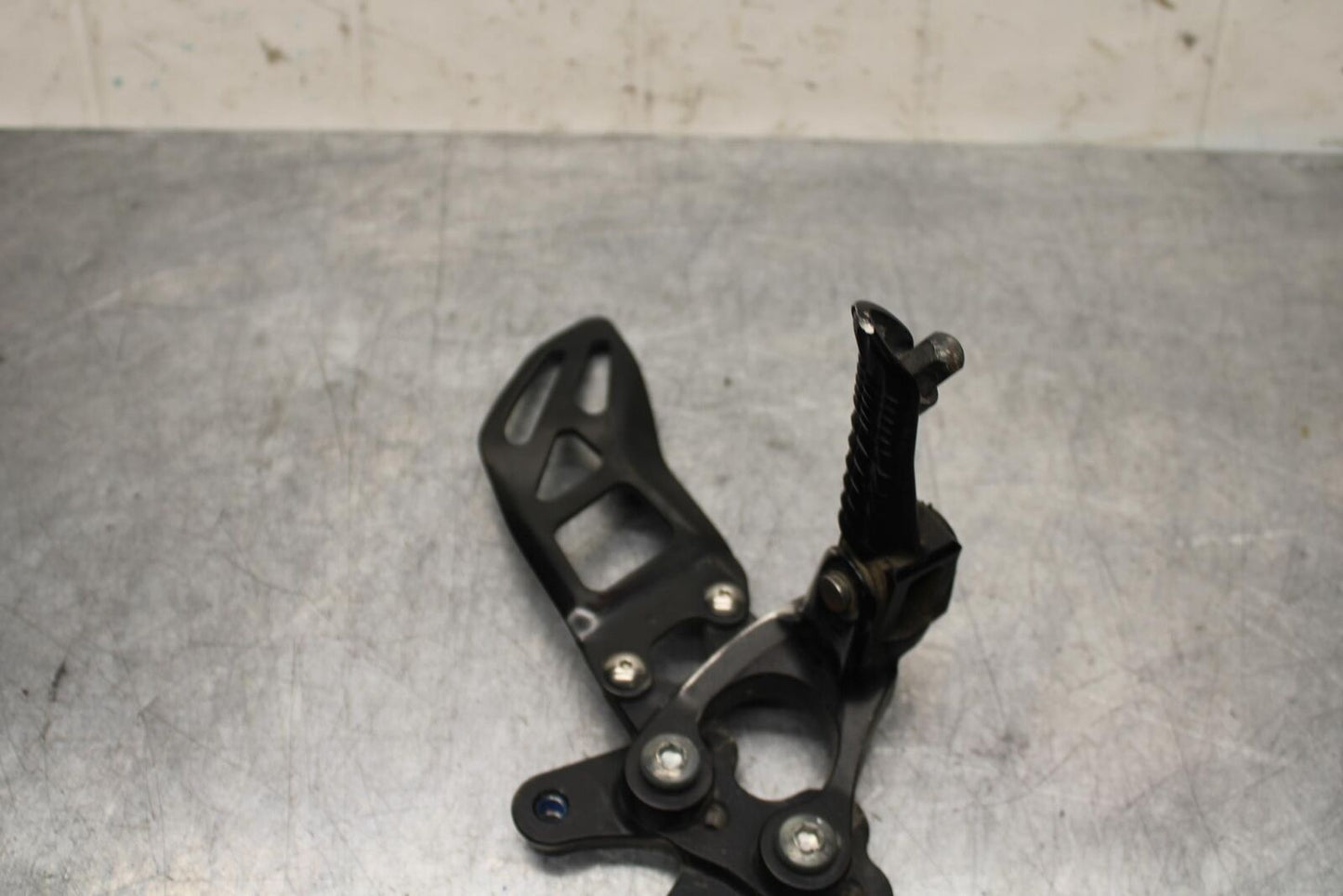 2017 Suzuki GSXR600 LEFT REARSET REAR SET DRIVER FOOT PEG 43700-14J30 BB598