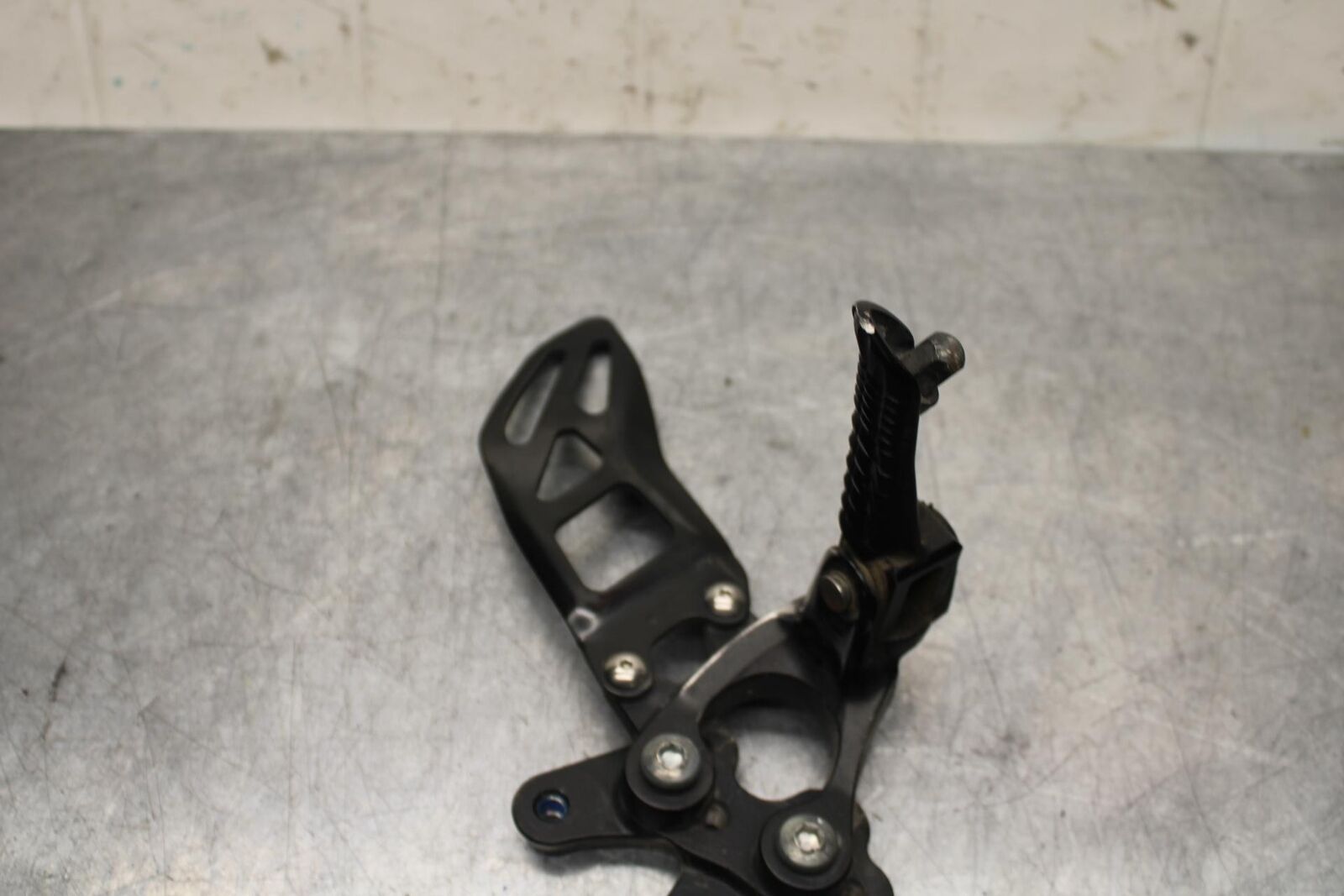2017 Suzuki GSXR600 LEFT REARSET REAR SET DRIVER FOOT PEG 43700-14J30 BB598