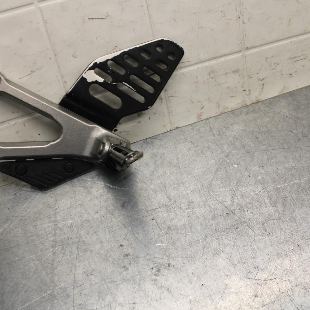 07 YAMAHA YZF R6 2c0 LEFT REARSET REAR SET DRIVER FOOT PEG BRACKET MOUNT