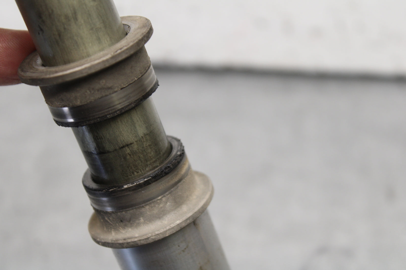 16 KAWASAKI NINJA ZX10R FRONT WHEEL RIM AXLE PIVOT BOLT 41068-0594 BB650