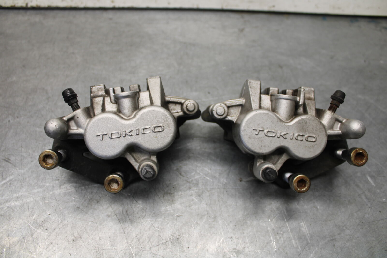 05-09 SUZUKI BOULEVARD C90 RIGHT LEFT FRONT BRAKE CALIPER SET PAIR BB692