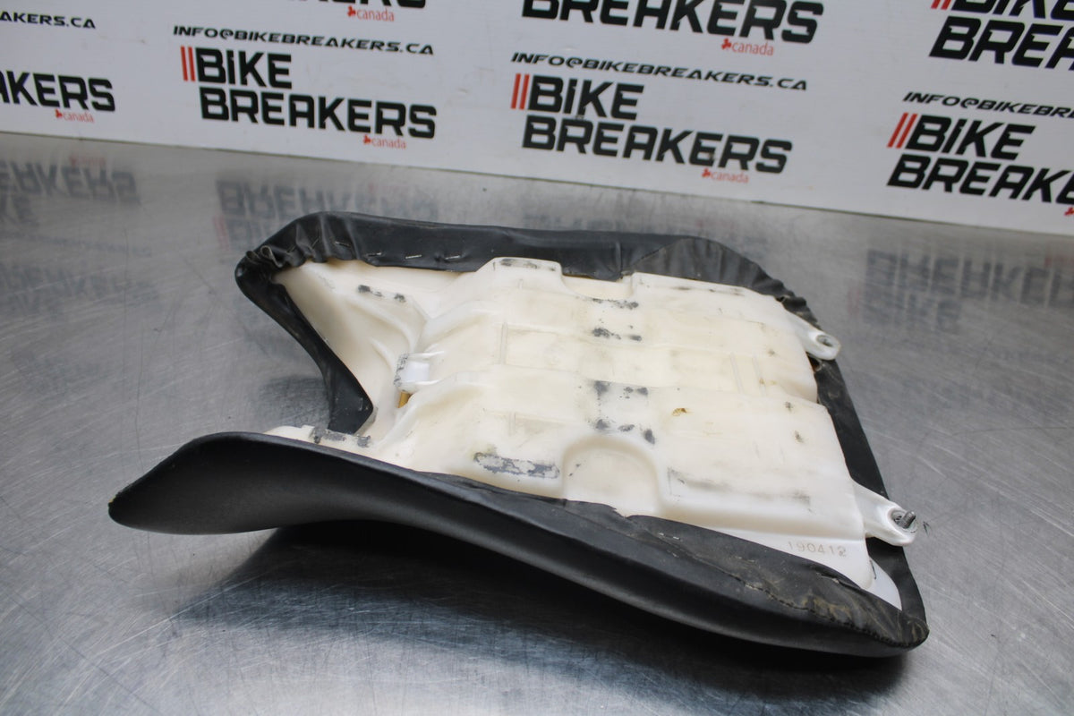 03-05 YAMAHA YZF R6  FRONT DRIVERS SEAT PAD SADDLE PILLION BB793