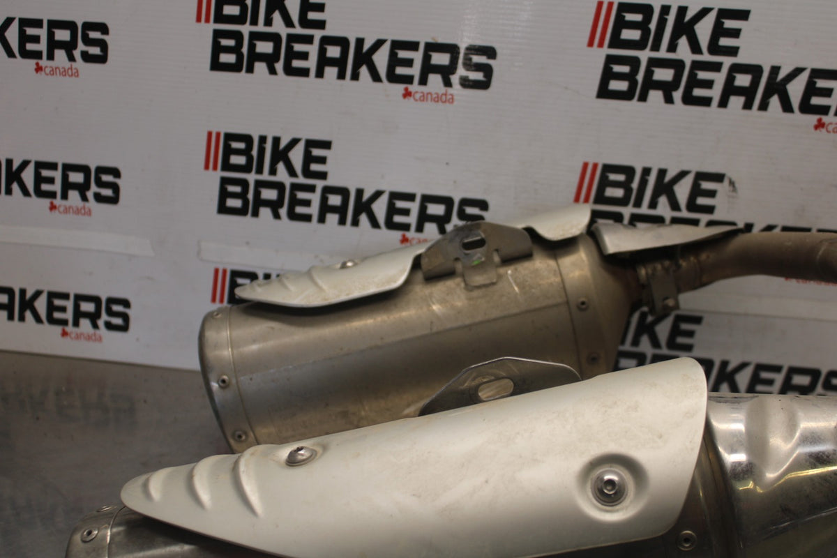 05-08 TRIUMPH SPEED TRIPLE 1050 EXHAUST PIPE MUFFLER SLIP ON SILENCER SET BB933