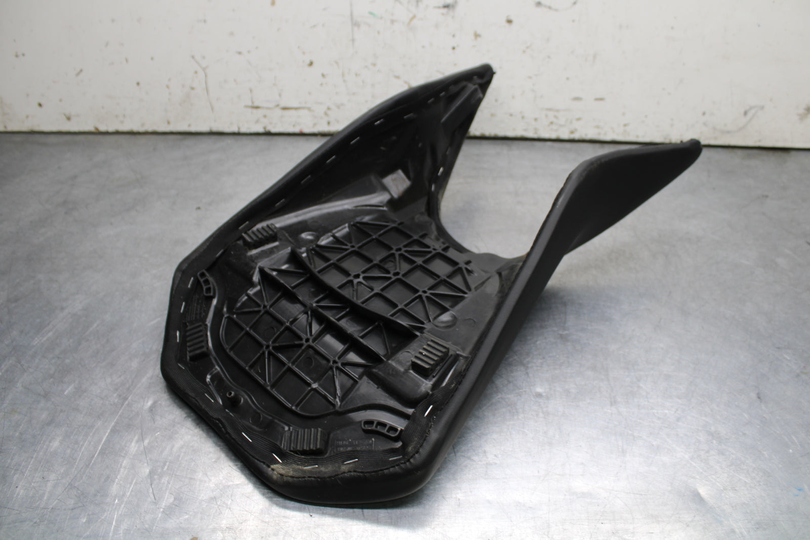 17-24 KTM 390 DUKE FRONT DRIVERS SEAT PAD SADDLE PILLION BB734