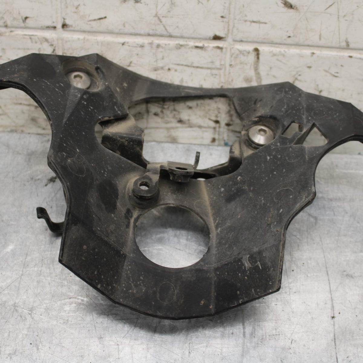 2006 Yamaha YZF R6 INNER FRONT UPPER HORN SIGNAL COWL GUARD COVER BB560