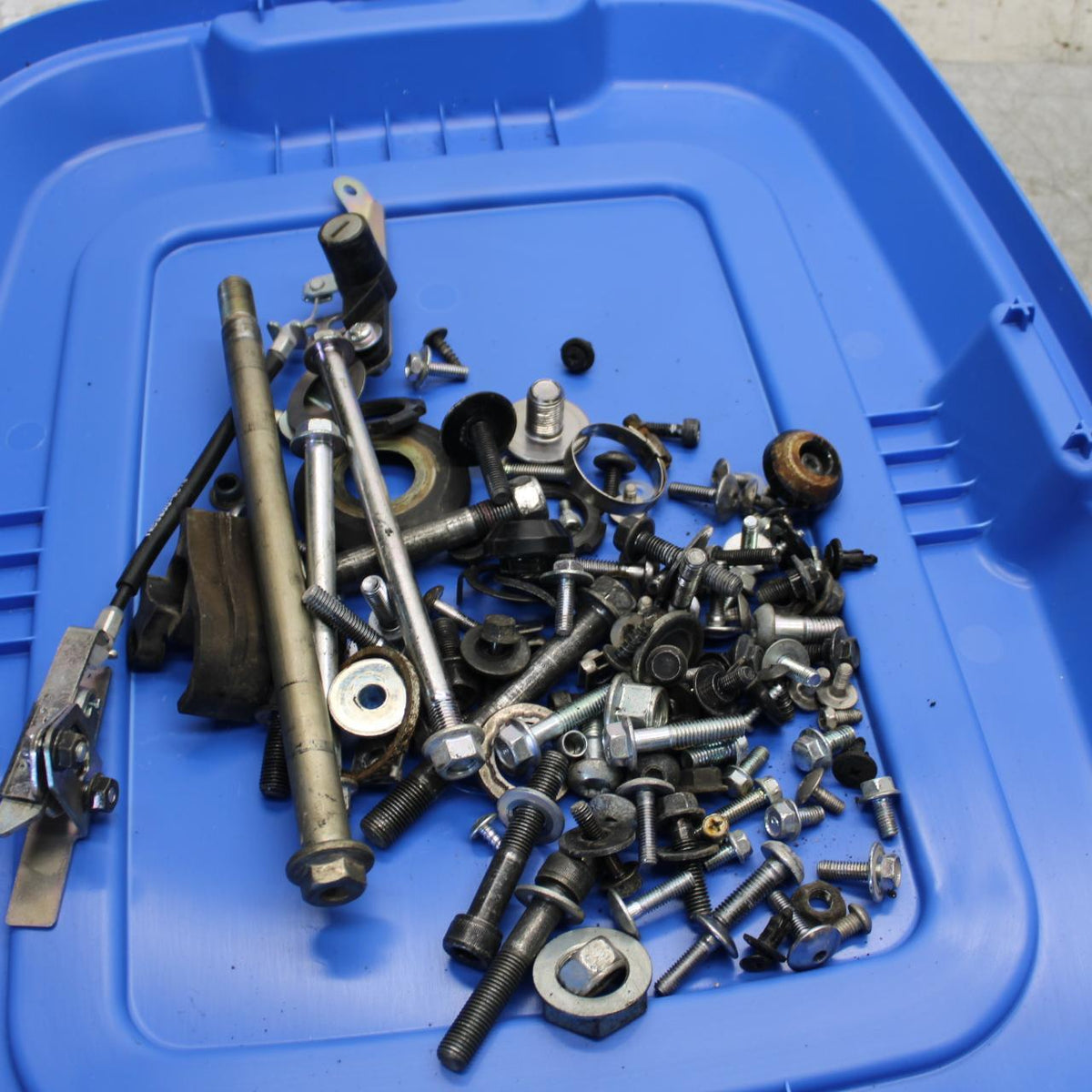 2015 Yamaha YZF R3 LEFTOVER MOUNTING BOLTS HARDWARE MOTOR SCREWS BB526