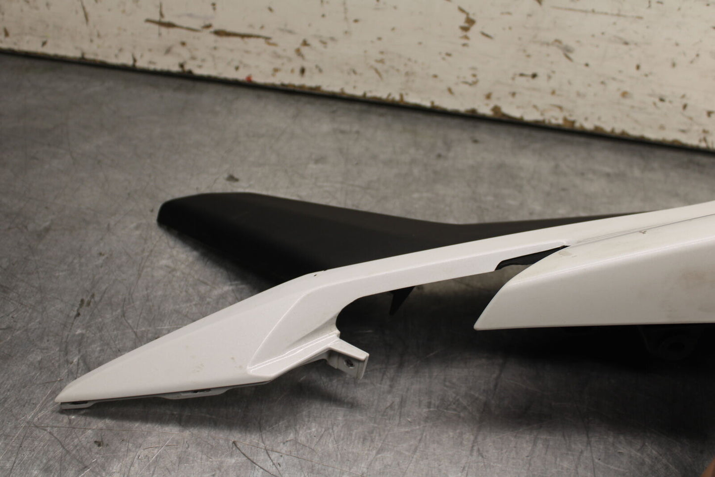15-16 HONDA CB300F LEFT REAR BACK TAIL FAIRING COWL SHROUD BB740
