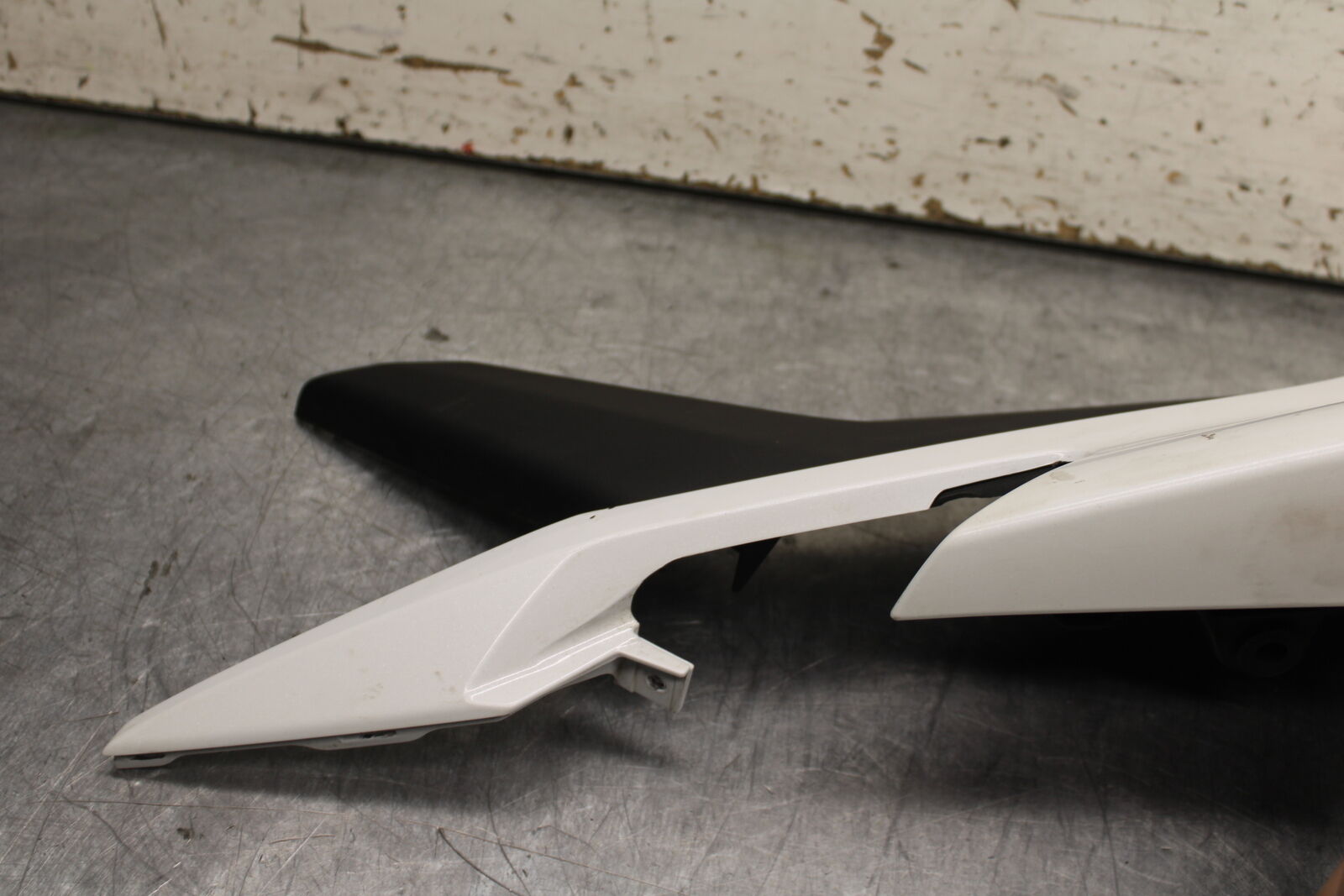 15-16 HONDA CB300F LEFT REAR BACK TAIL FAIRING COWL SHROUD BB740