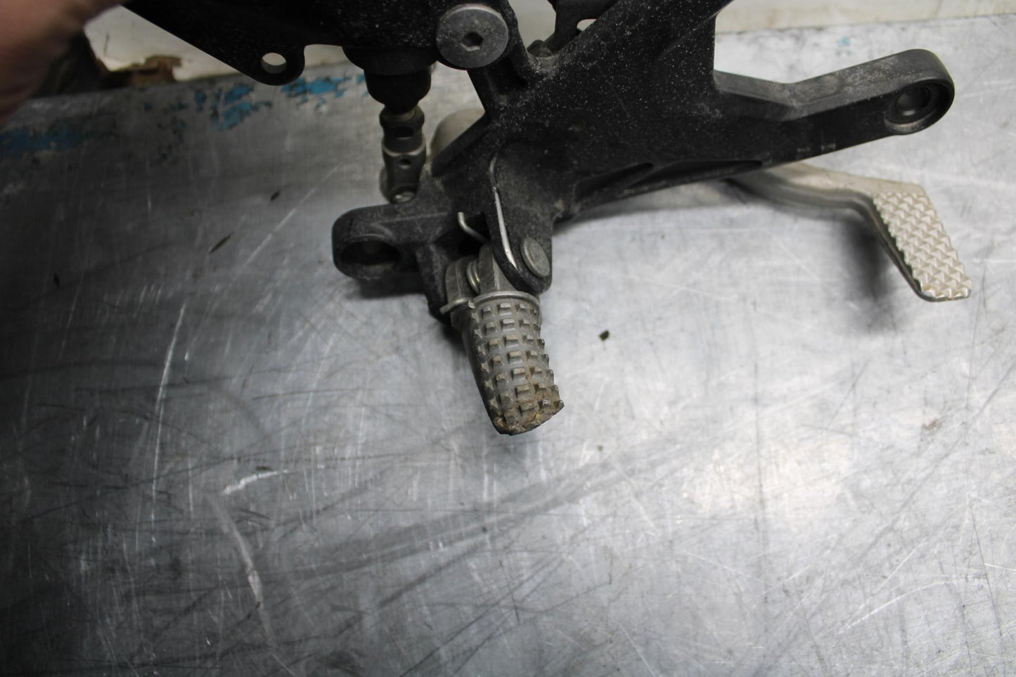 18 YAMAHA YZF R1  RIGHT REARSET REAR SET DRIVER FOOT PEG REST STOP BB473