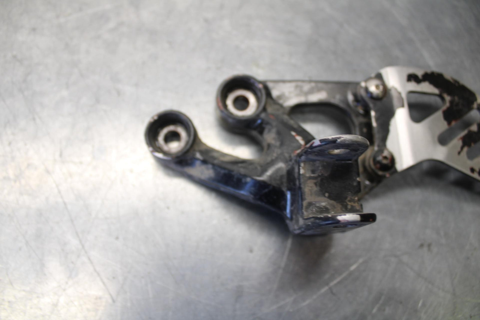 08-10 SUZUKI GSXR 600  LEFT REARSET  DRIVER FOOT PEG BRACKET MOUNT BB101 #B