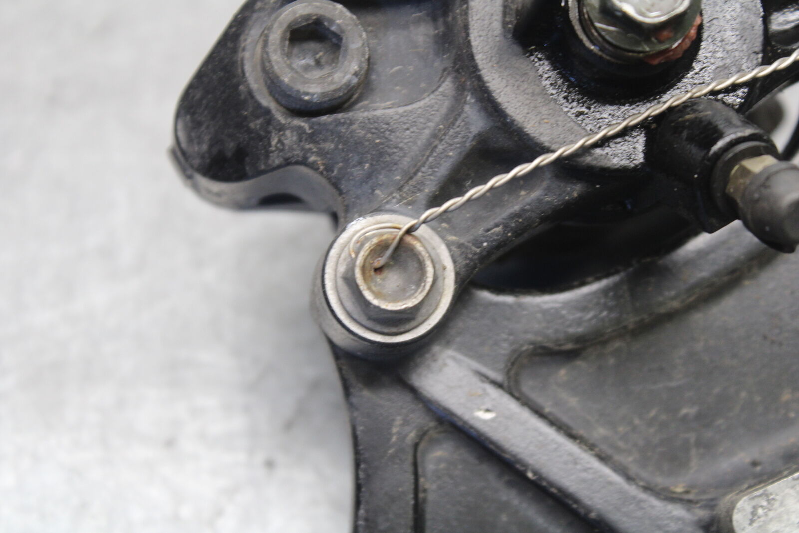 05-06 SUZUKI GSXR1000 REAR BACK BRAKE CALIPER W MOUNT BRACKET BB677