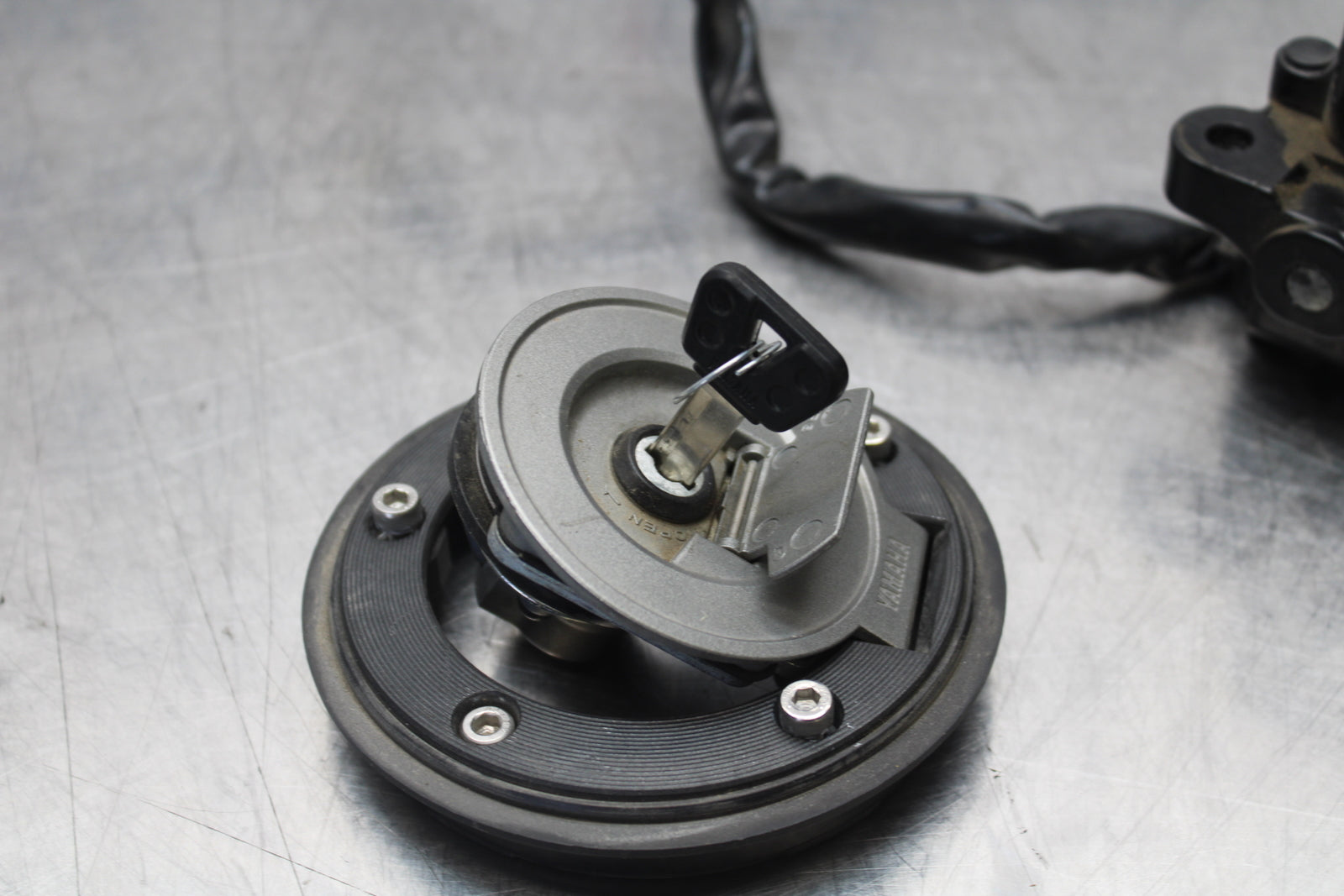 14-17 YAMAHA FZ07 IGNITION LOCK KEY SET W/ GAS CAP BB162