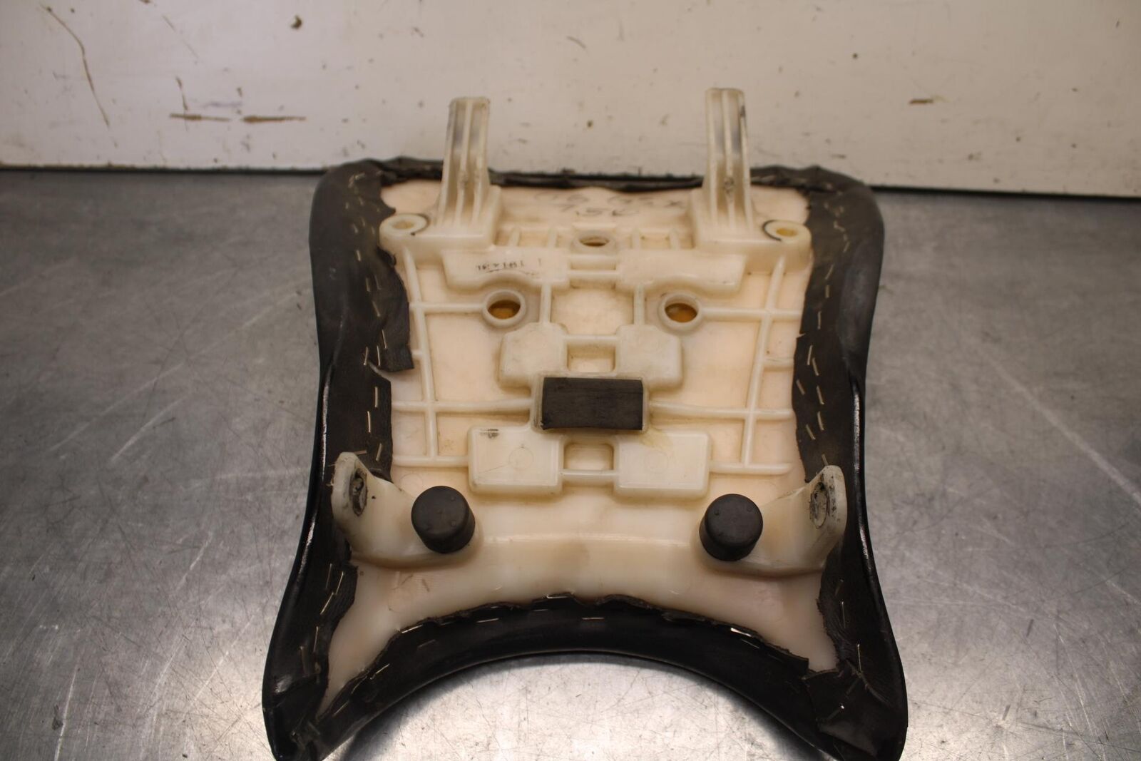 06-07 SUZUKI GSXR 600 FRONT DRIVERS SEAT PAD SADDLE PILLION BB621