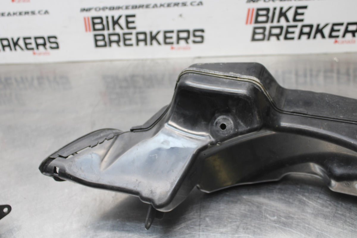 08-10 SUZUKI GSXR 600 RIGHT LEFT AIR INTAKE DUCTS BB835