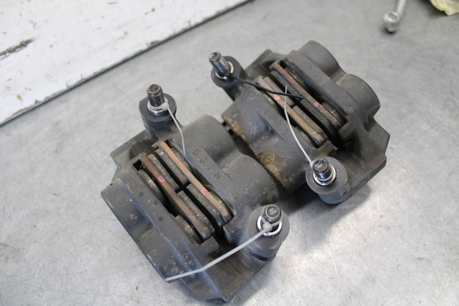 08-16 YAMAHA YZF R6 RIGHT LEFT FRONT BRAKE CALIPER SET PAIR CALIPERS BB665