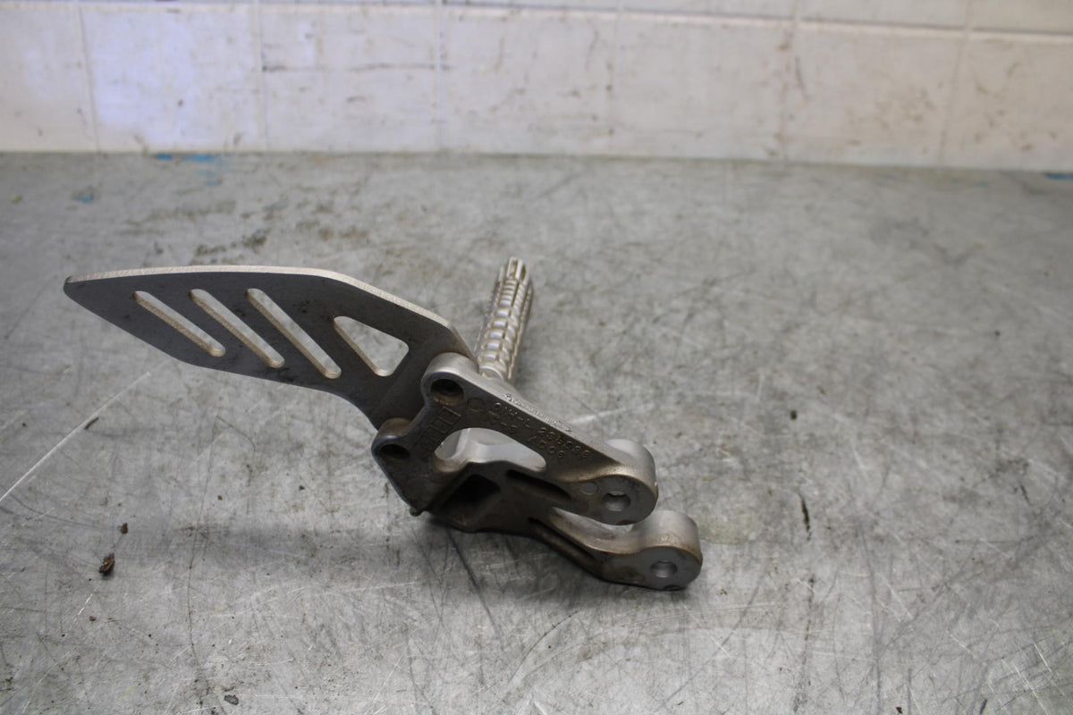 08-10 SUZUKI GSXR600 LEFT REARSET REAR SET DRIVER FOOT PEG REST STOP BB430