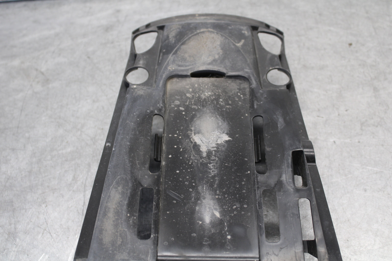 05-06 SUZUKI GSXR1000 REAR BACK TAIL UNDERTAIL BATTERY TRAY 63111-41G01 BB663