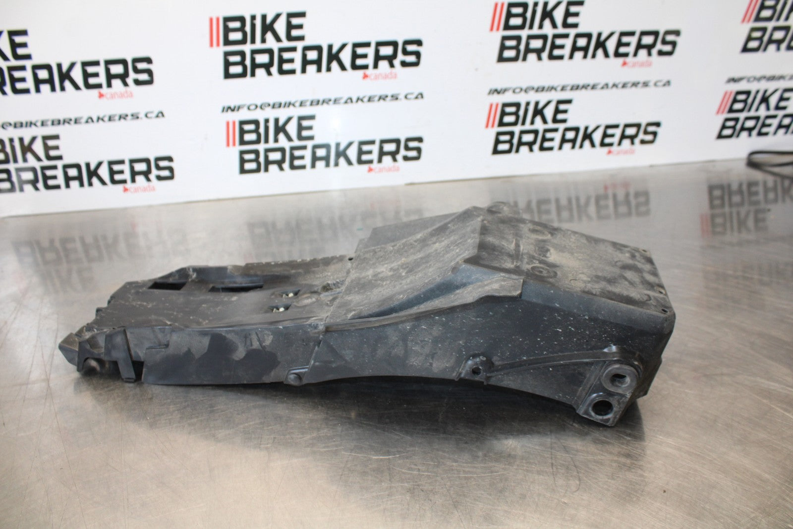 22-25 YAMAHA YZF R7 REAR BACK TAIL UNDERTAIL BATTERY TRAY PLASTIC BB176