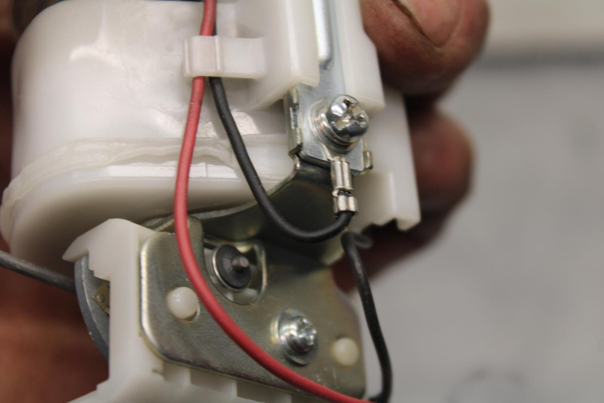 09-11 SUZUKI GSXR 1000 FUEL PUMP GAS PETROL SENDER UNIT 15100-47H00  BB96