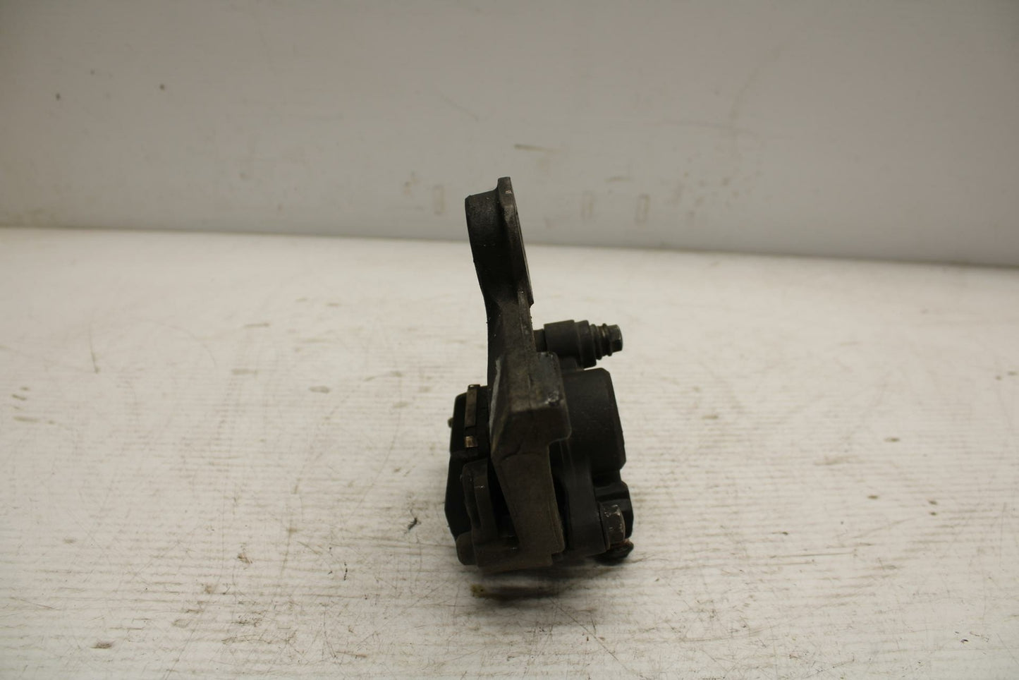 07 YAMAHA YZF R6 2c0 REAR BACK BRAKE CALIPER W MOUNT BRACKET BB297