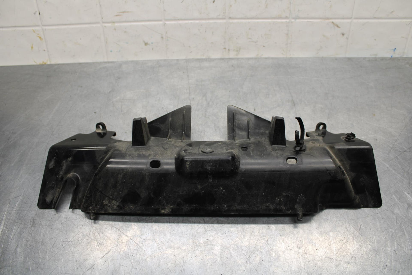 20 SUZUKI GSXR 1000 RIGHT MID UPPER SIDE FAIRING COWL PLASTIC BB597