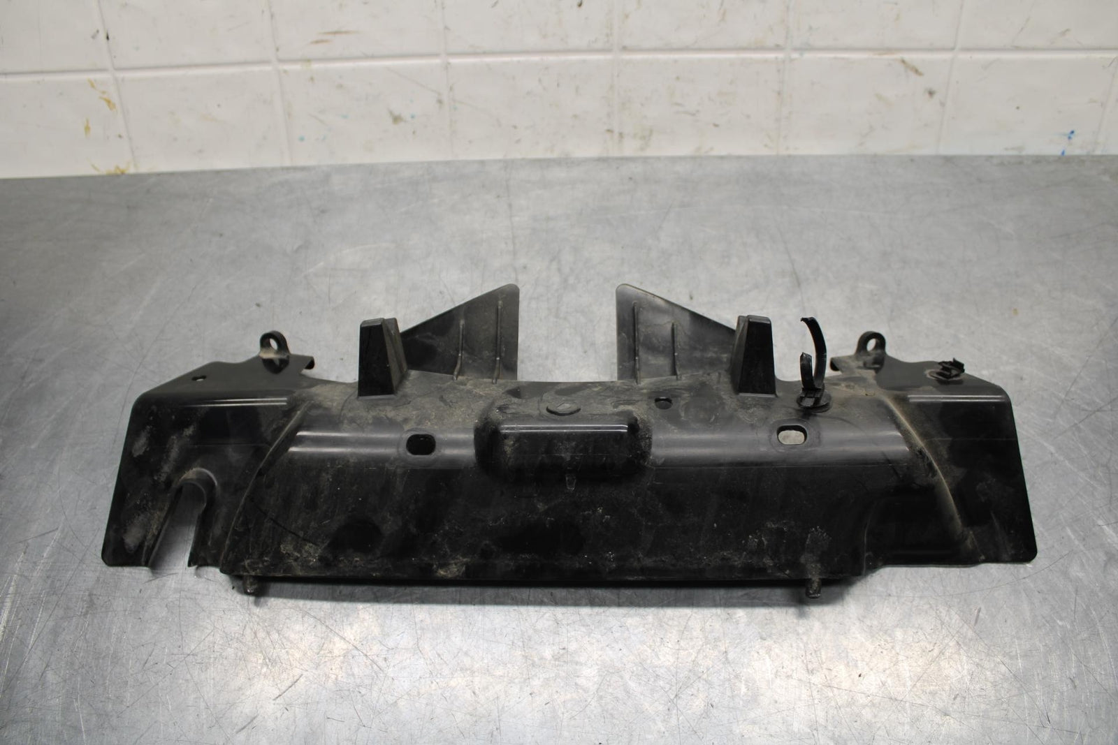 20 SUZUKI GSXR 1000 RIGHT MID UPPER SIDE FAIRING COWL PLASTIC BB597