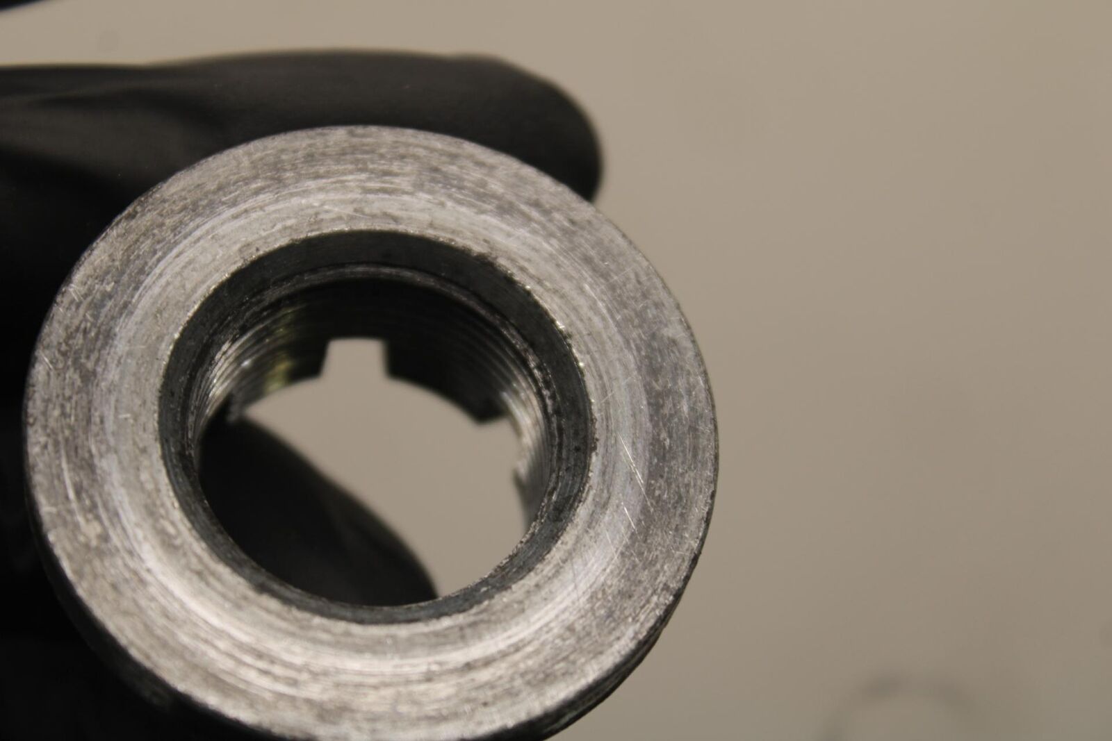 04-05 SUZUKI GSXR750 REAR AXLE BACK WHEEL RIM PIVOT BOLT AXEL 64711-33E10 BB81