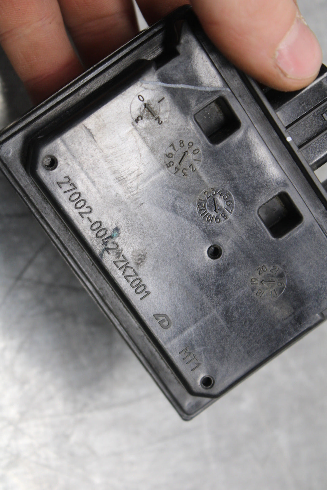 19-22 KAWASAKI Z400 RELAY ASSEMBLY FUSE BOX BB738