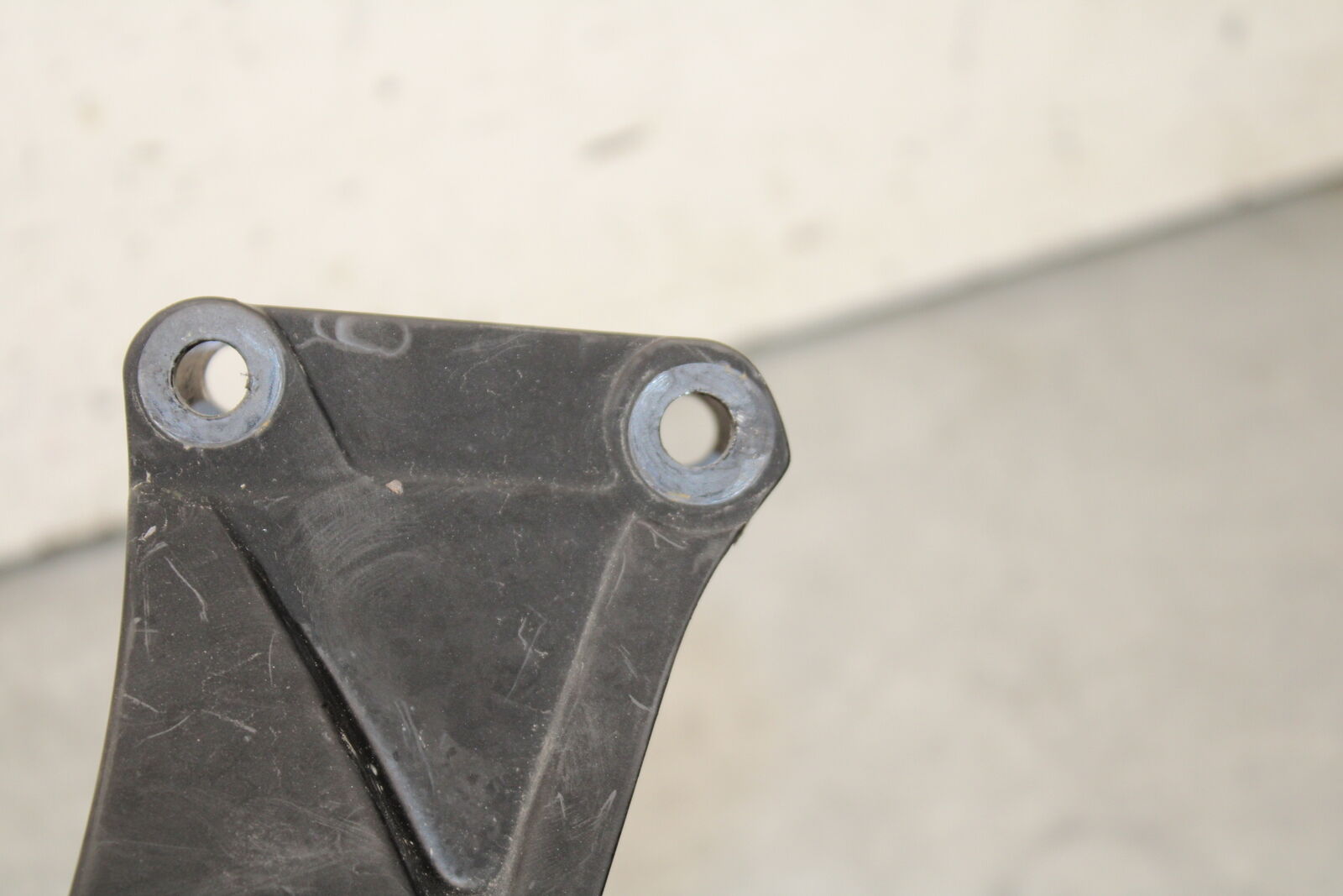 05-06 SUZUKI GSXR1000 UPPER FAIRING MIRROR GAUGES STAY BRACKET 94511-41G00 BB663