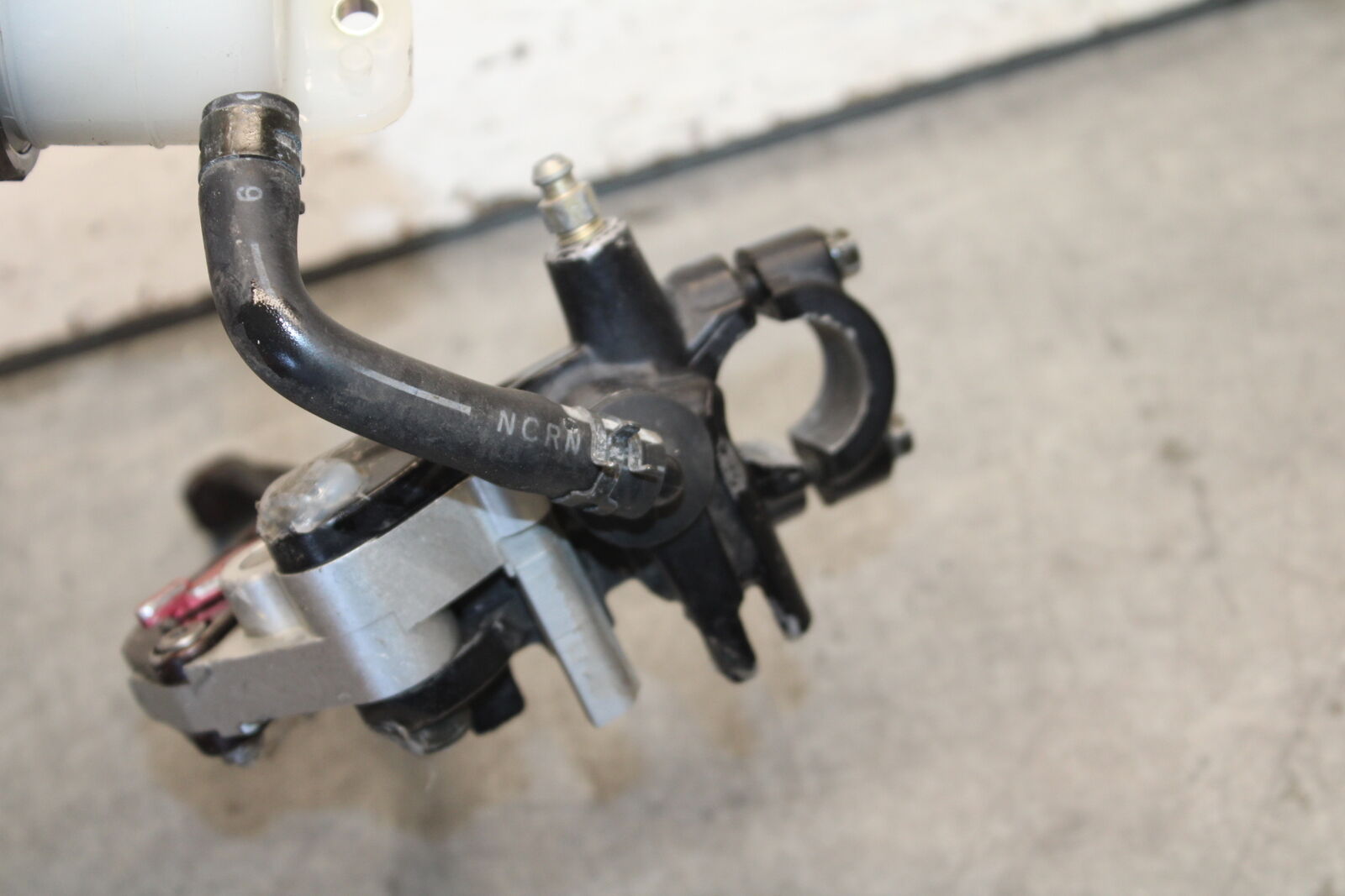 05-06 SUZUKI GSXR1000 FRONT BRAKE MASTER CYLINDER w/ LEVER 59600-47H10 BB677