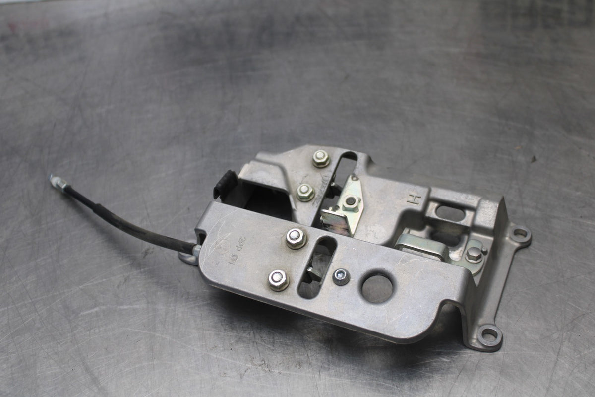 15-17 YAMAHA FJ09 REAR PASSENGER SEAT LATCH LOCK ASSEMBLY BB906