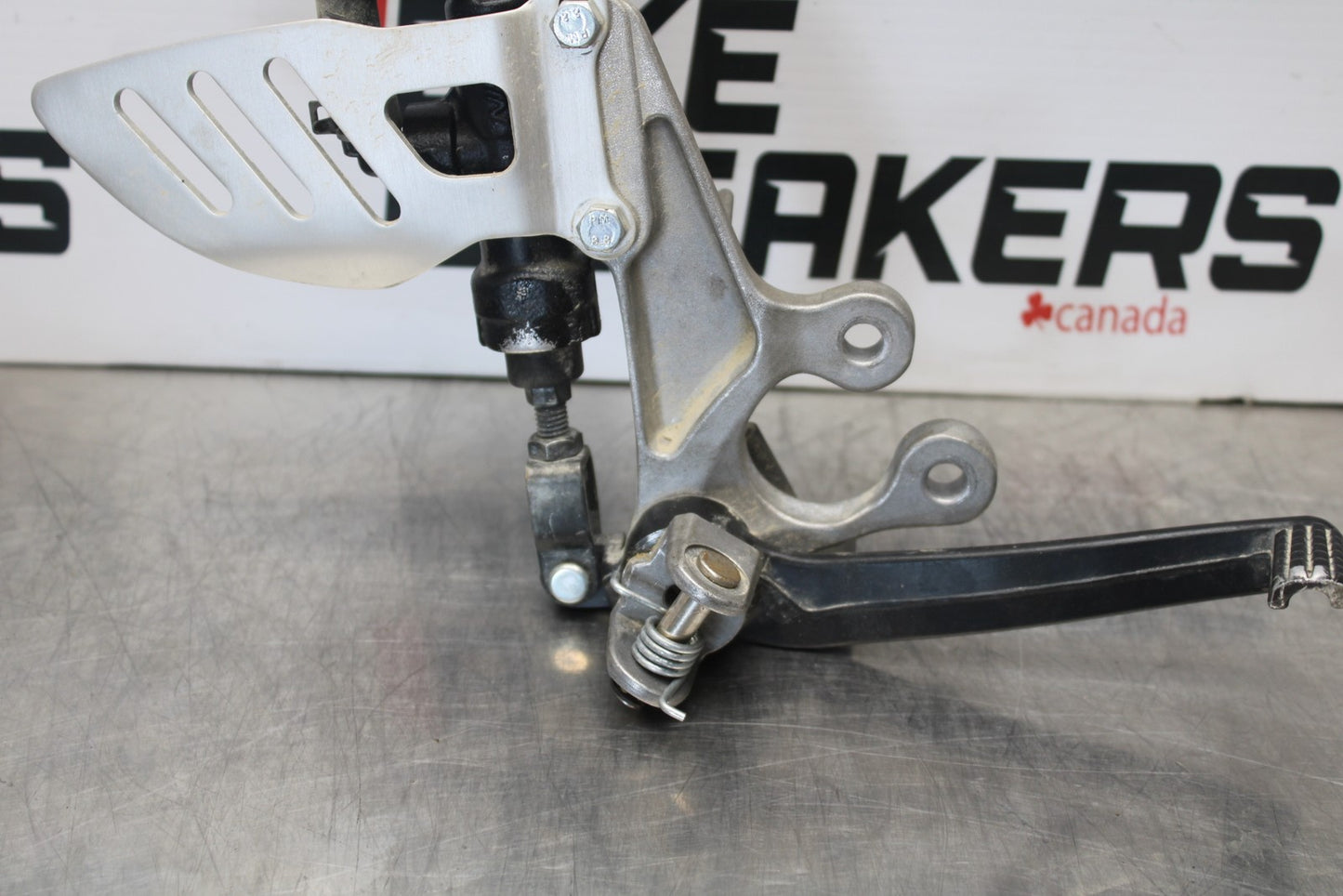 11-22 SUZUKI GSXR 600  RIGHT REARSET REAR SET DRIVER FOOT PEG REST STOP BB193