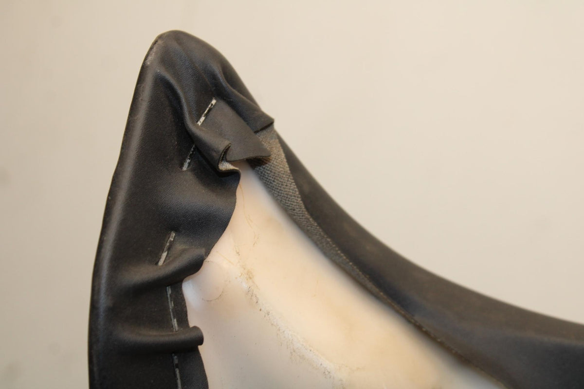03-05 YAMAHA YZF R6  FRONT DRIVERS SEAT PAD SADDLE PILLION BB622