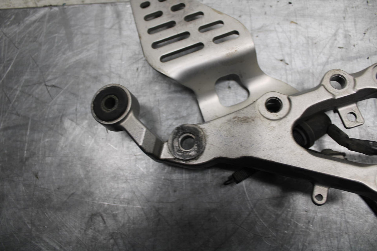 07 YAMAHA YZF R6 RIGHT REARSET REAR SET DRIVER FOOT PEG REST STOP BB495