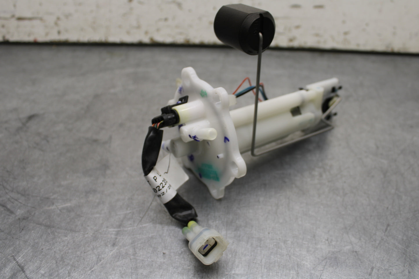 17-24 KTM 390 DUKE FUEL PUMP GAS PETROL SENDER UNIT BB734