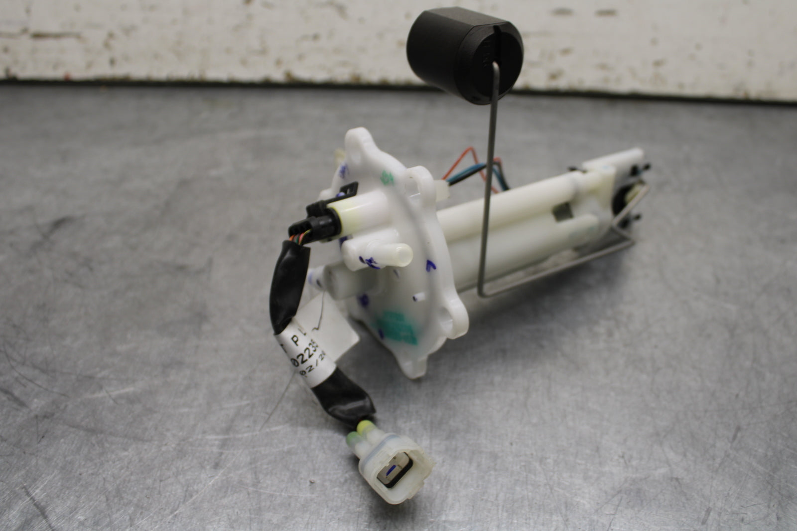 17-24 KTM 390 DUKE FUEL PUMP GAS PETROL SENDER UNIT BB734