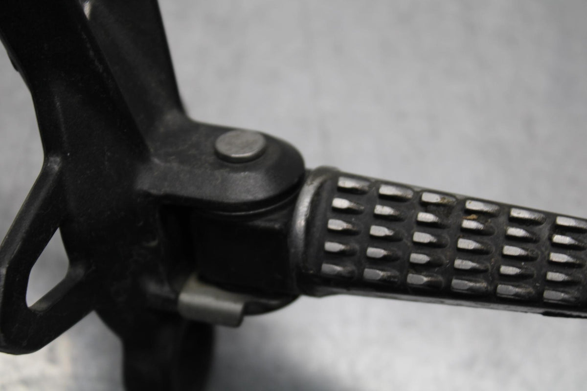 2011 Kawasaki Ninja ZX6R ZX600R RIGHT LEFT PASSENGER FOOT PEGS   BB587