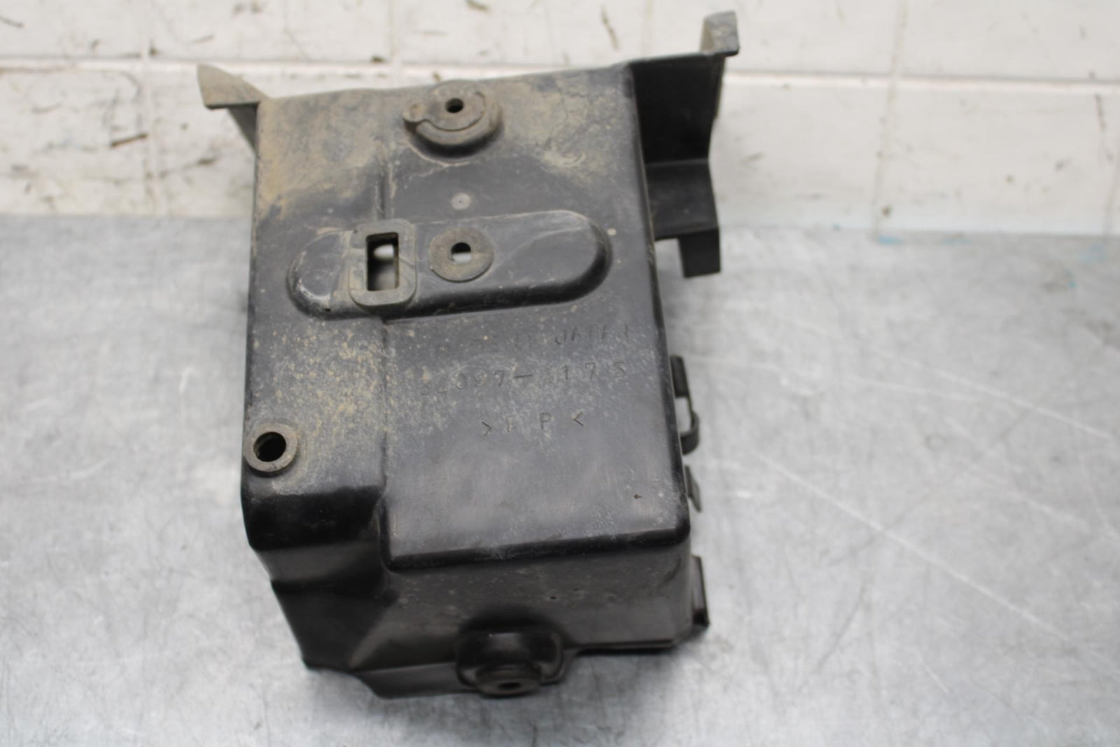 2005 Kawasaki Vulcan 1600 VN1600D Nomad BATTERY TRAY BOX HOLDER BB556